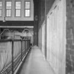 Schwarz-Weiß Foto der Galerie des großen Schwimmbeckens im Stadtbad Lichtenberg