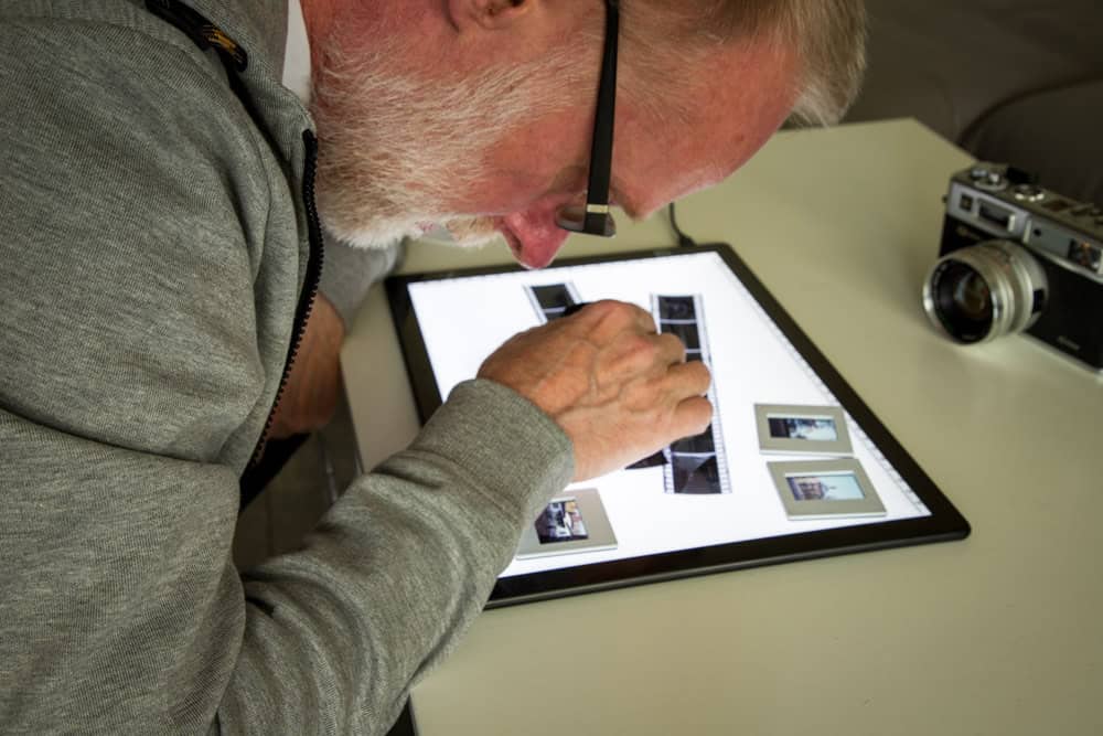 Das Foto zeigt mich beim Sichten von Negativen