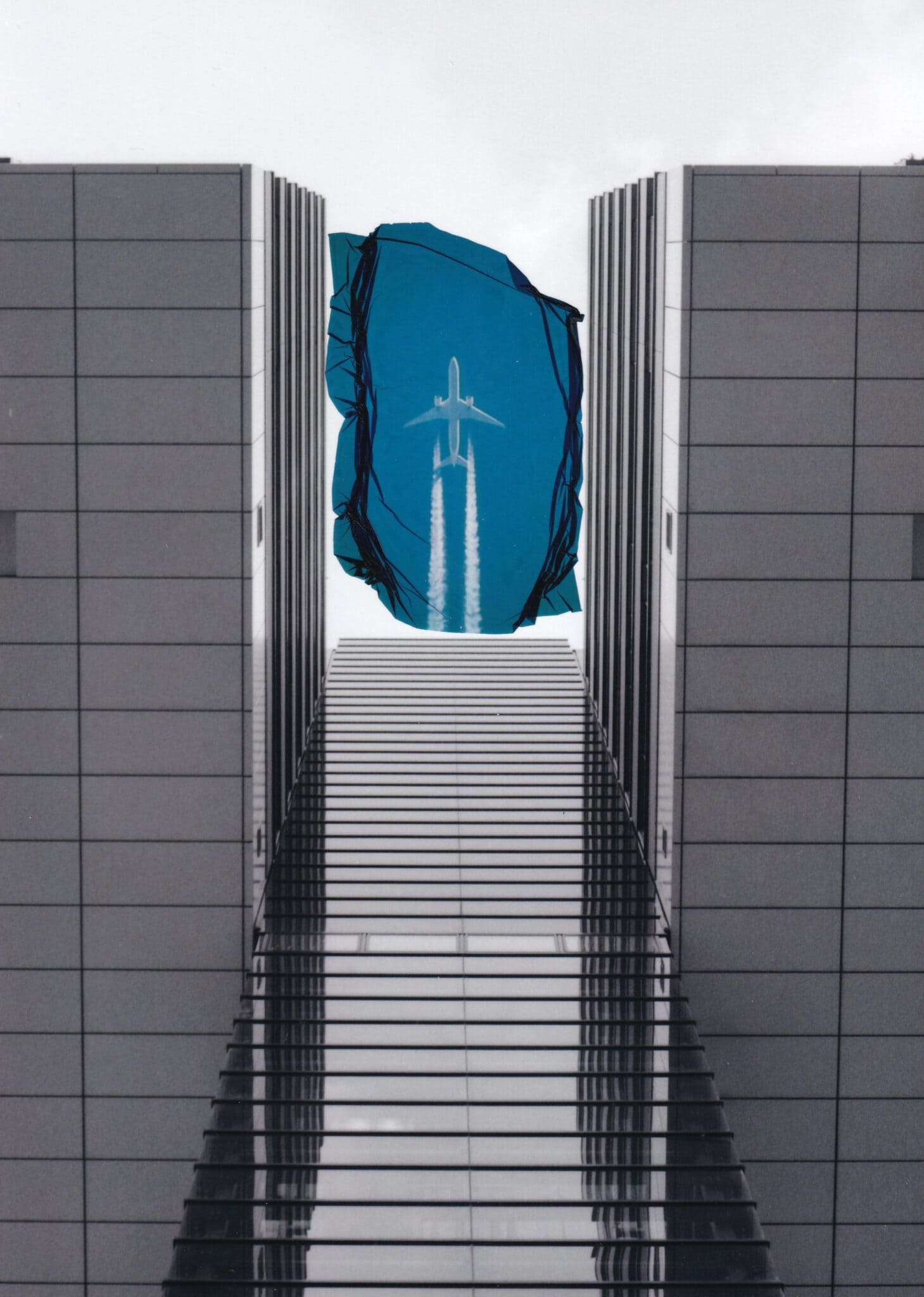 Fotocollage "Flieger", Polaroid Emulsion Lift auf Schwarz-Weiss Fotodruck, 2025