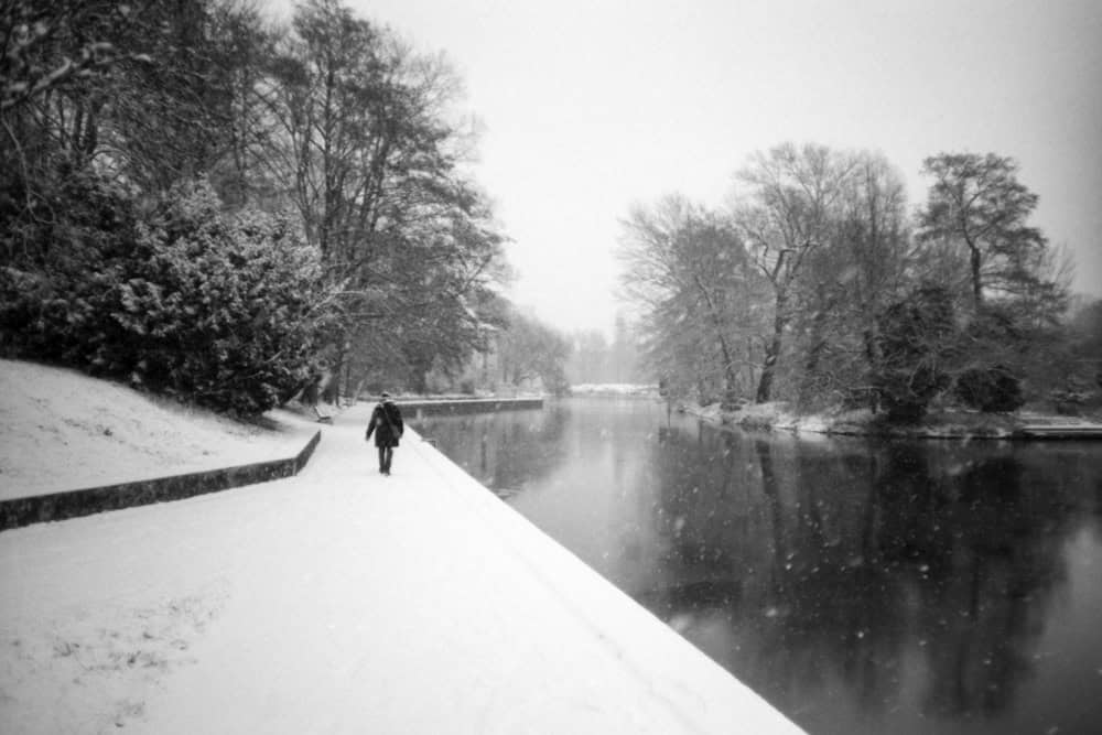 Schwarz-Weiß-Foto von Potsdam im Winter bei Schneefall
