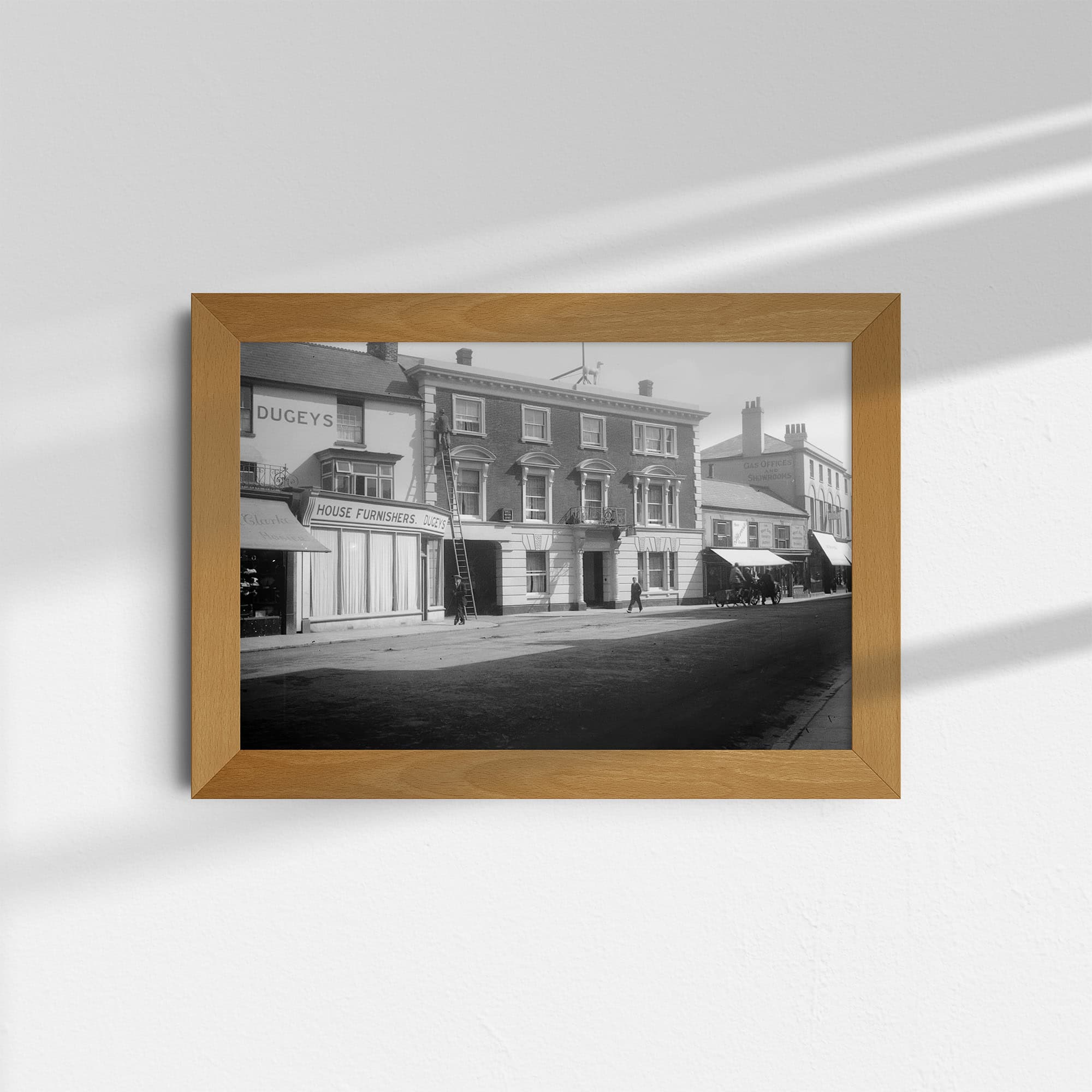 Dieses historische Schwarz-Weiß Foto zeigt die Bridge Street in Andover, Hampshire. In der Mitte ist das White Hart Hotel, ein prominentes historisches Gebäude der Stadt. Das Foto wurde um 1930 aufgenommen. Dieses und weitere Bilder biete ich bei AtticPhotos an.