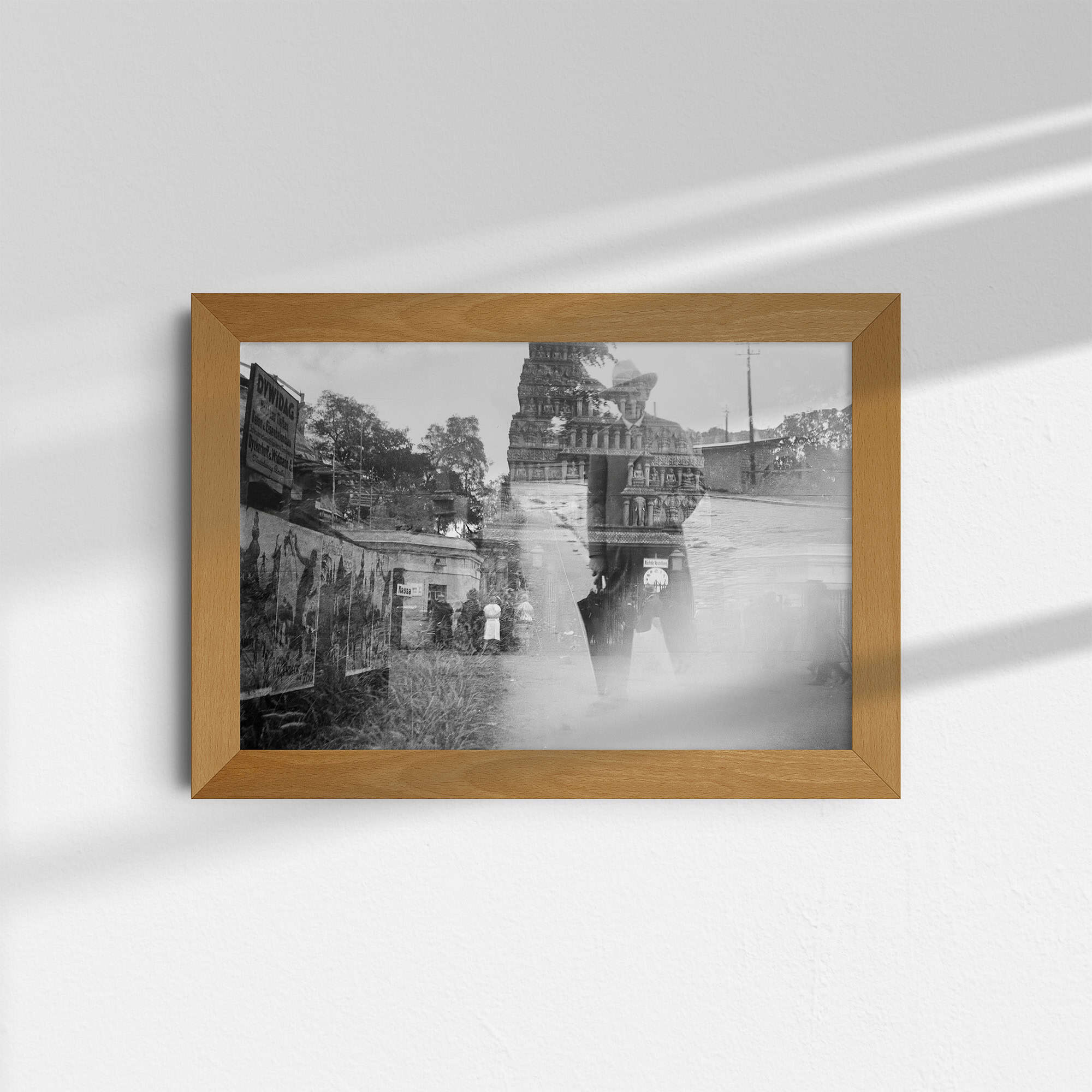 Dieses alte Schwarz-Weiß Foto zeigt eine Doppelbelichtung und entstand vermutlich um das Jahr 1930. Eine Aufnahme zeigt im Hintergrund den Eingang von Hagenbecks Völkerschau Indien im Berliner Zoo. Das zweite Foto zeigt einen Mann mit Schirm. Dieses und weitere Bilder biete ich bei AtticPhotos an.