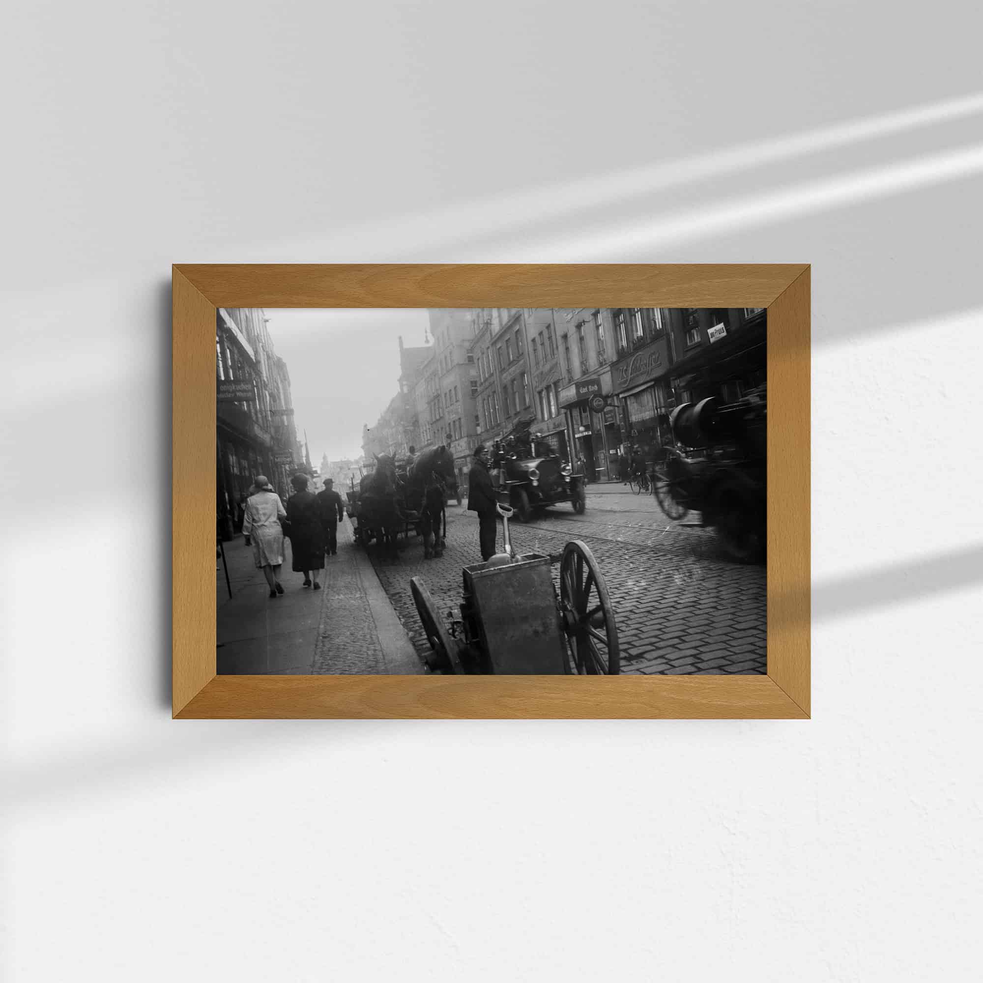 Dieses alte Schwarz-Weiß Foto zeigt eine Straßenszene in Königsberg, dem heutigen Kaliningrad. Es wurde um das Jahr 1930 aufgenommen. Der Standort des Fotografen ist wahrscheinlich die Kneiphofsche Langgasse.