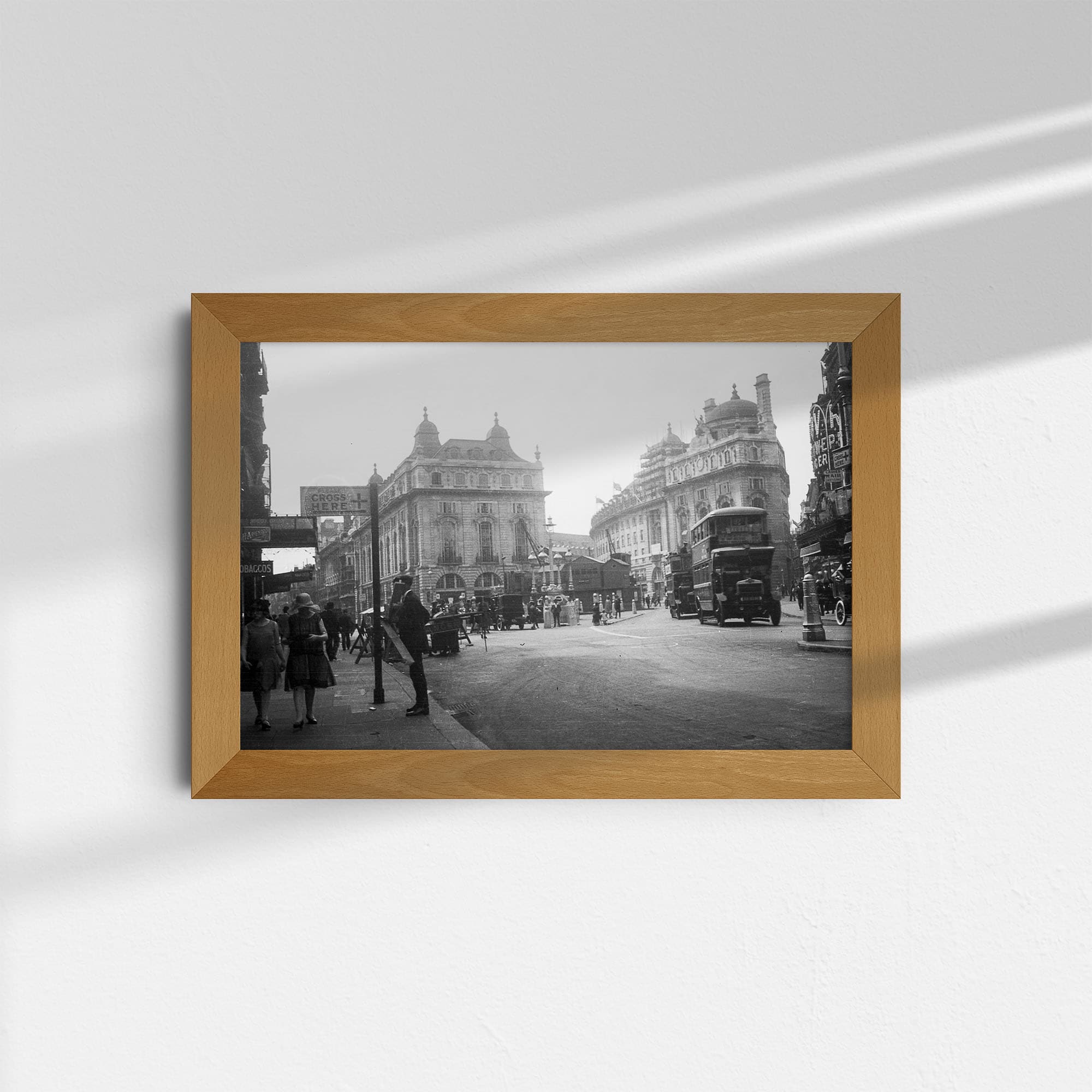 Diese alte Schwarz-Weiß Fotografie zeigt den Piccadilly Circus in London. Im Hintergrund ist das ehemalige Kaufhaus Swan & Edgar zu sehen. Das Bild wurde um das Jahr 1930 aufgenommen. Dieses und weitere Bilder biete ich bei AtticPhotos an.