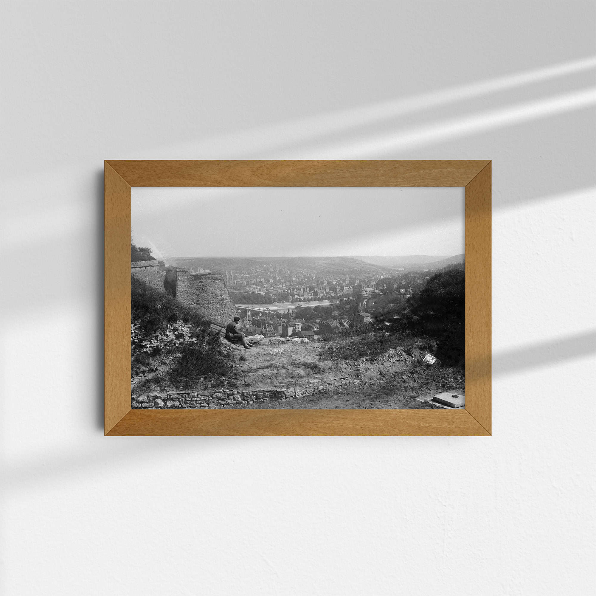 Dieses historische Schwarz-Foto wurde um 1930 an der Festung Marienberg aufgenommen und zeigt die am Mainufer liegende Stadt Würzburg.