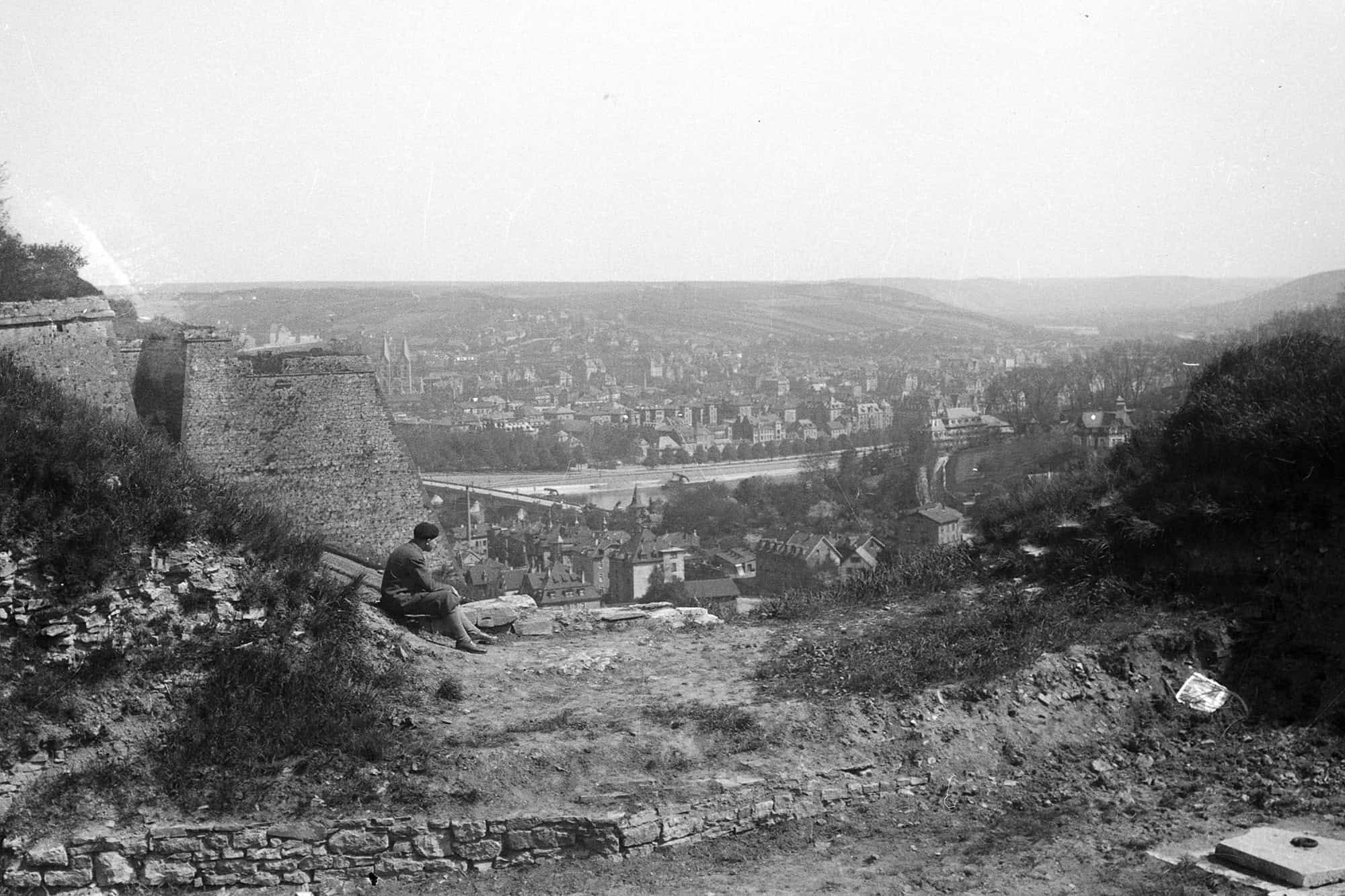 Dieses historische Schwarz-Foto wurde um 1930 an der Festung Marienberg aufgenommen und zeigt die am Mainufer liegende Stadt Würzburg.