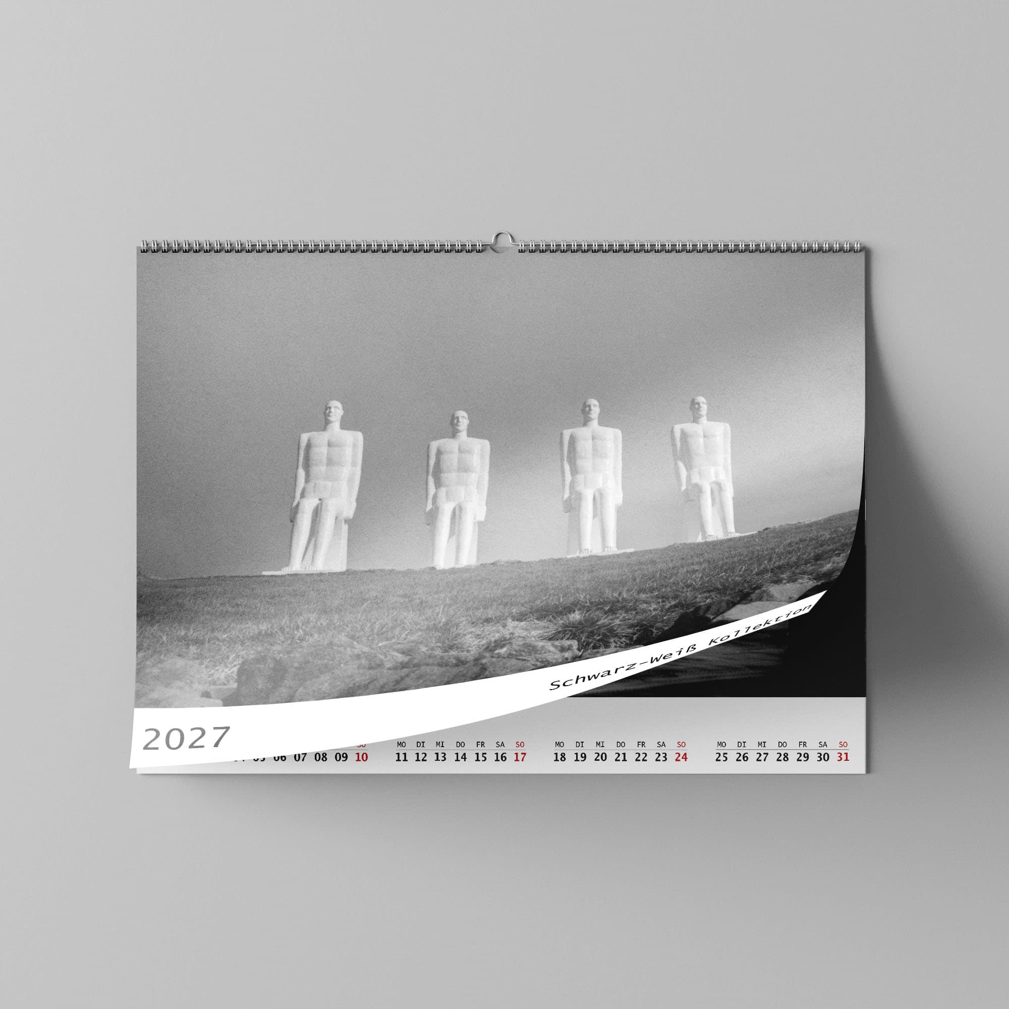 Dieses Foto zeigt das Deckblatt eines Wandkalenders mit schwarz-Weiß Fotos für 2027.