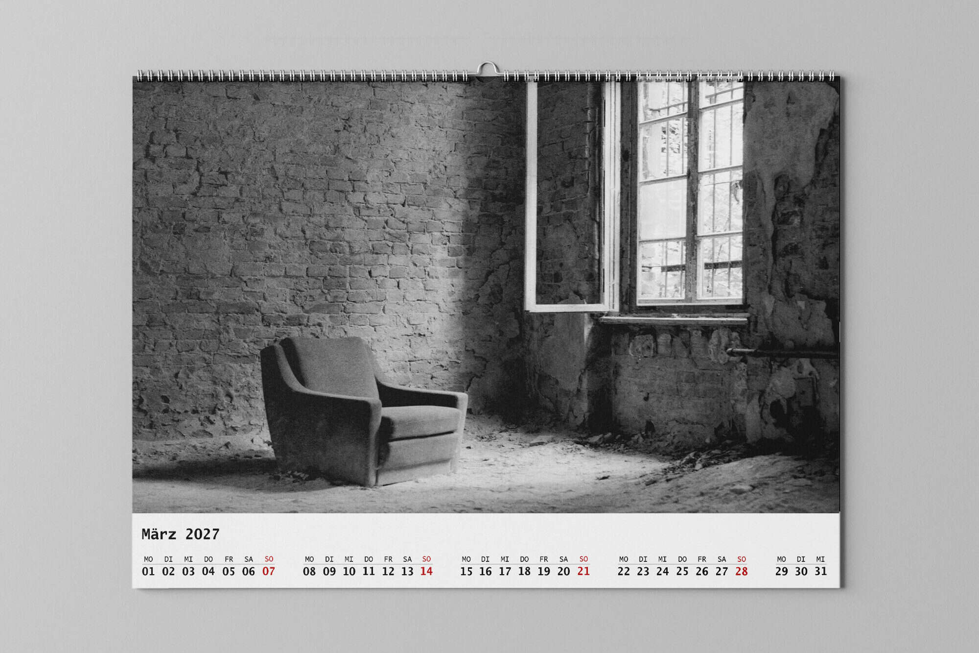 Dieses Bild zeigt ein Monatsblatt aus einem Wandkalender 2027 mit analog aufgenommenen Schwarz-Weiß Fotos.