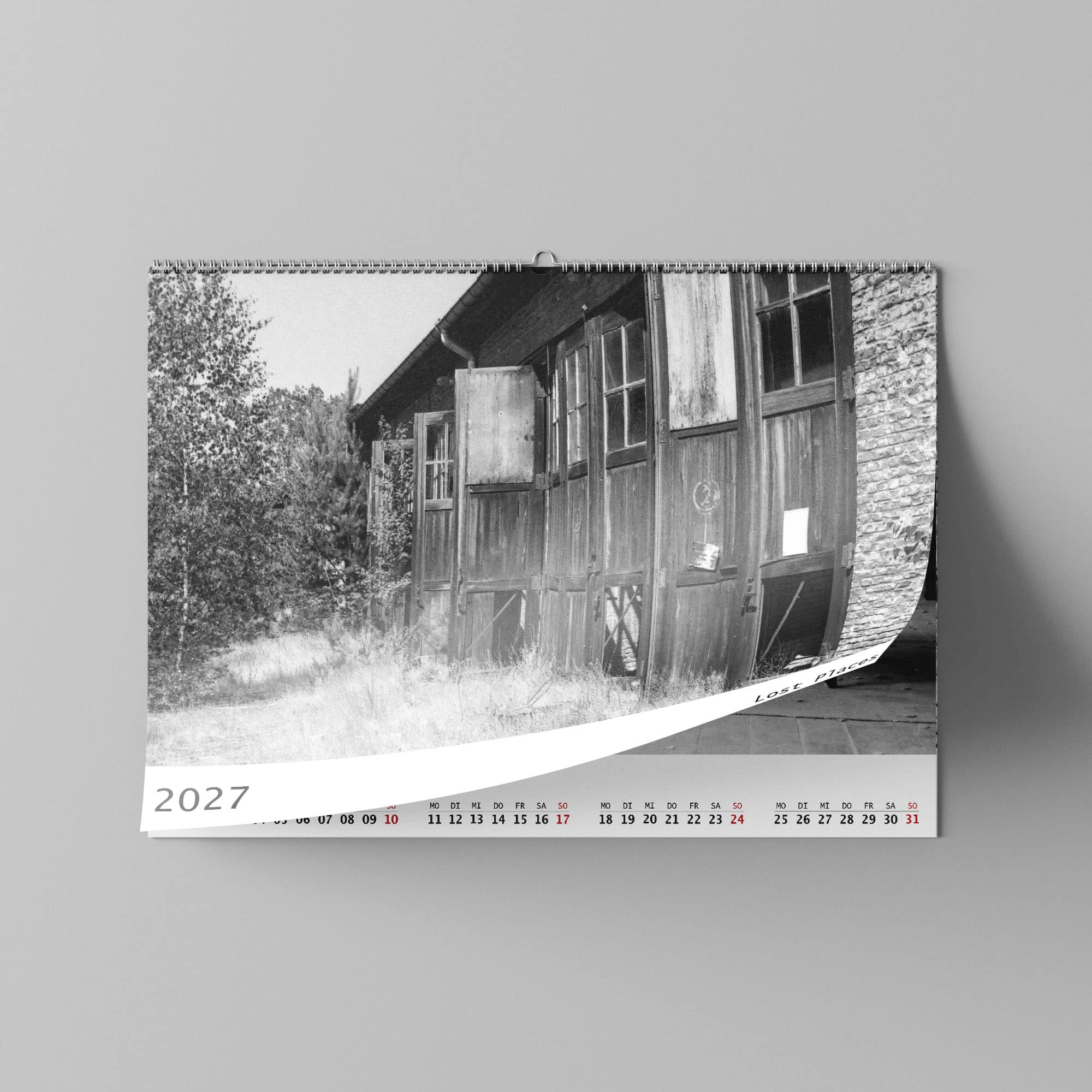 Dieses Foto zeigt das Deckblatt eines Wandkalenders 2027 mit schwarz-Weiß Fotos, die an Lost Places aufgenommen wurden.