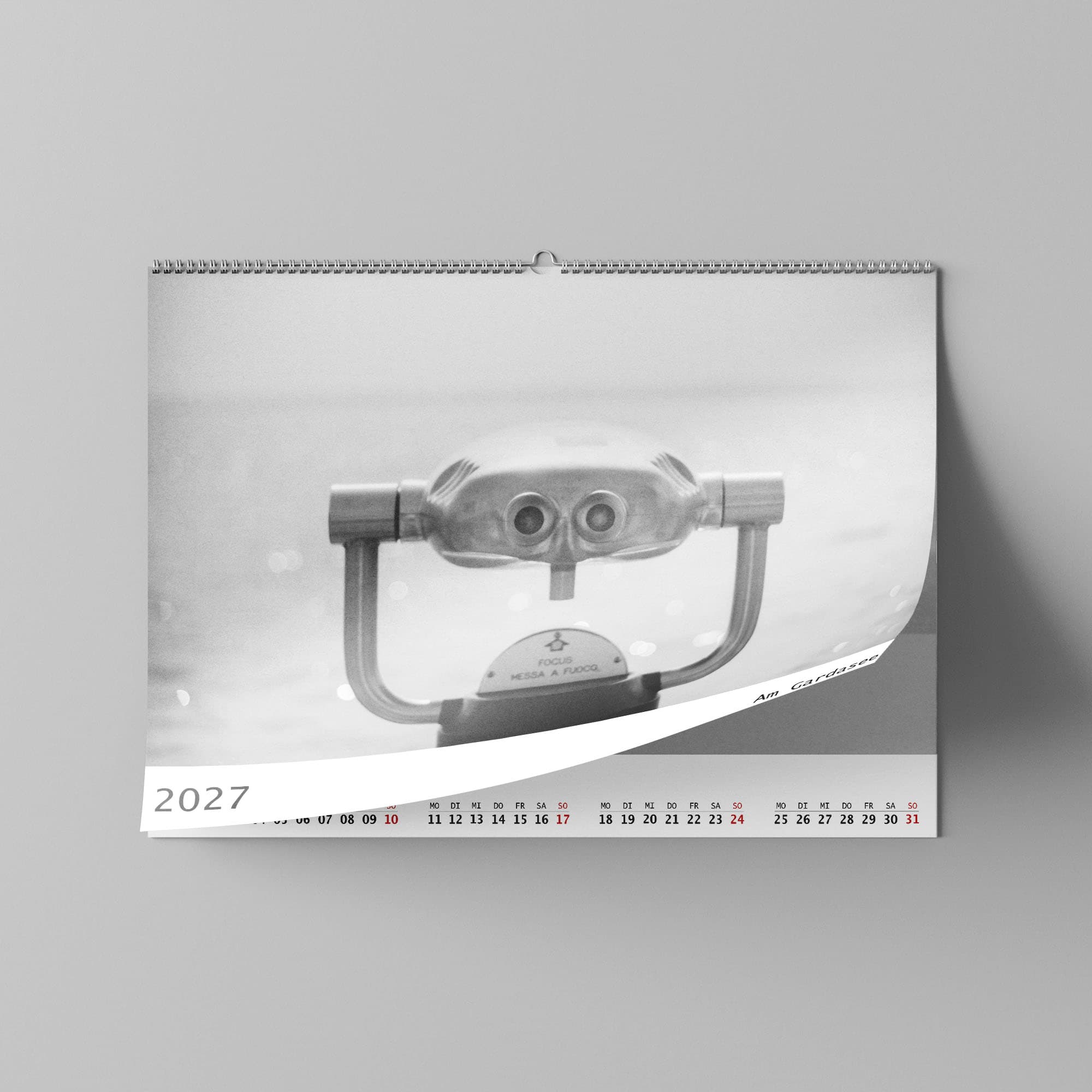 Dieses Foto zeigt das Deckblatt eines Fotokalenders 2027 mit schwarz-Weiß Fotos vom Gardasee in Italien.